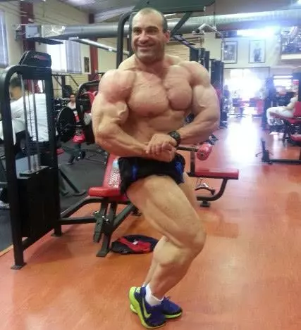 西班牙的肌肉巨無霸,40歲依舊稱霸健身界,細心的網友發現了秘密