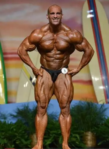 西班牙的肌肉巨無霸,40歲依舊稱霸健身界,細心的網友發現了秘密