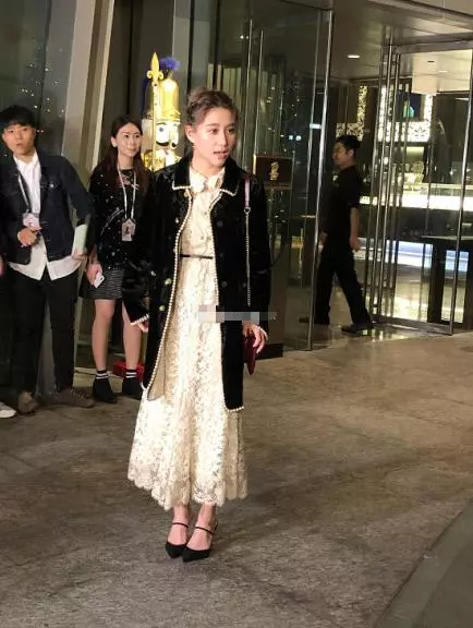 賭王女兒參加阿嬌婚禮,奢侈的禮服包包成全場焦點