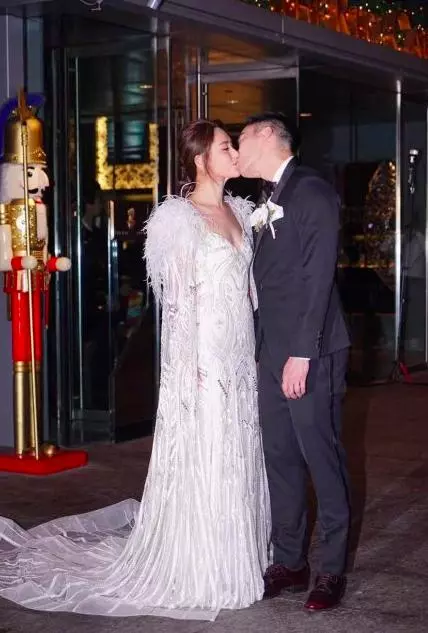 賭王女兒參加阿嬌婚禮,奢侈的禮服包包成全場焦點