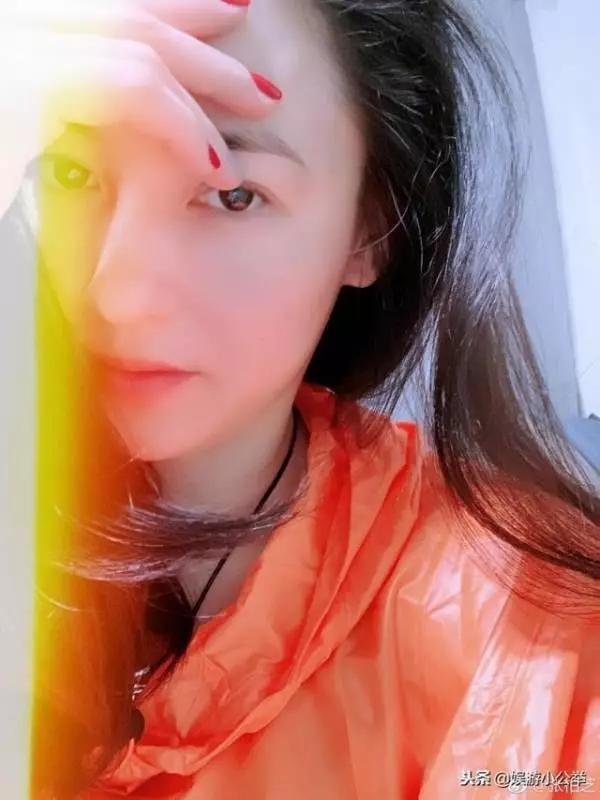 張柏芝攜兒子抵達新加坡,旅行細節看出她對教育孩子的成敗!