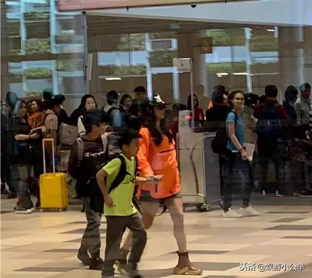 張柏芝攜兒子抵達新加坡,旅行細節看出她對教育孩子的成敗!