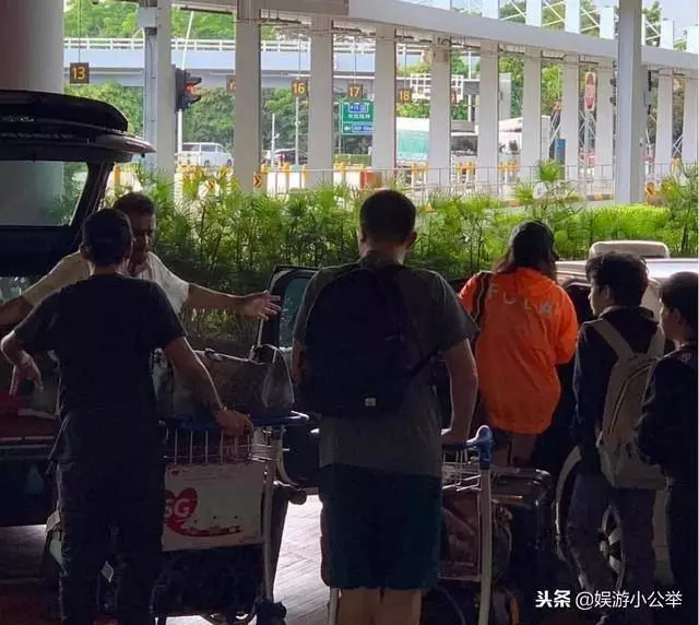 張柏芝攜兒子抵達新加坡,旅行細節看出她對教育孩子的成敗!