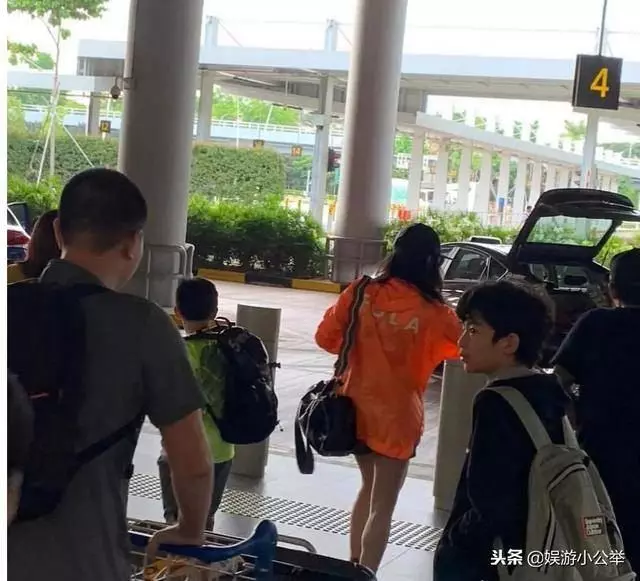 張柏芝攜兒子抵達新加坡,旅行細節看出她對教育孩子的成敗!