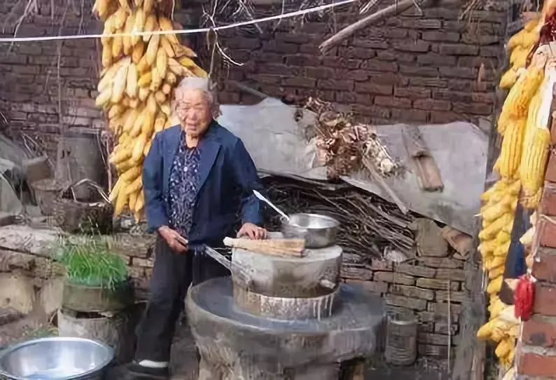 離婚後帶女兒逛街,女兒指著一個乞丐喊奶奶,第二天獲得百萬遺產