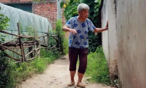 離婚後帶女兒逛街,女兒指著一個乞丐喊奶奶,第二天獲得百萬遺產