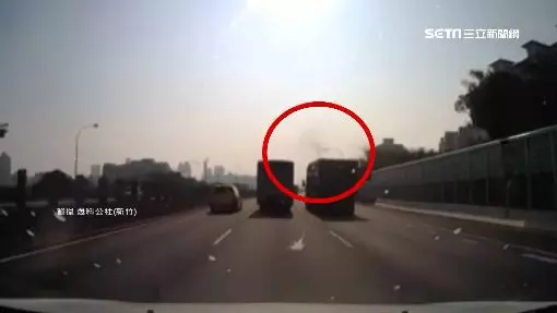 國道驚魂!擋風玻璃突遭水泥噴濺 駕駛視線霧煞煞急換車道