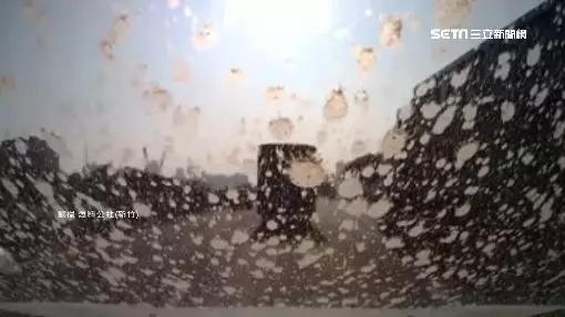 國道驚魂!擋風玻璃突遭水泥噴濺 駕駛視線霧煞煞急換車道