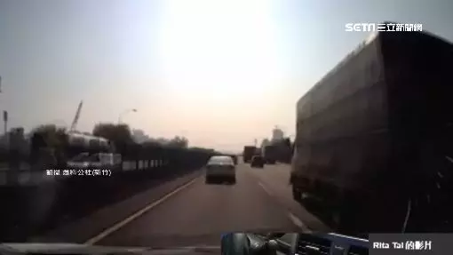 國道驚魂!擋風玻璃突遭水泥噴濺 駕駛視線霧煞煞急換車道