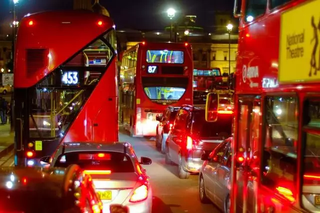 坐著Mini老爺車游倫敦,好招搖的英國人