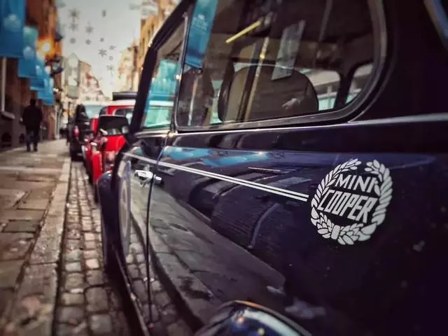 坐著Mini老爺車游倫敦,好招搖的英國人