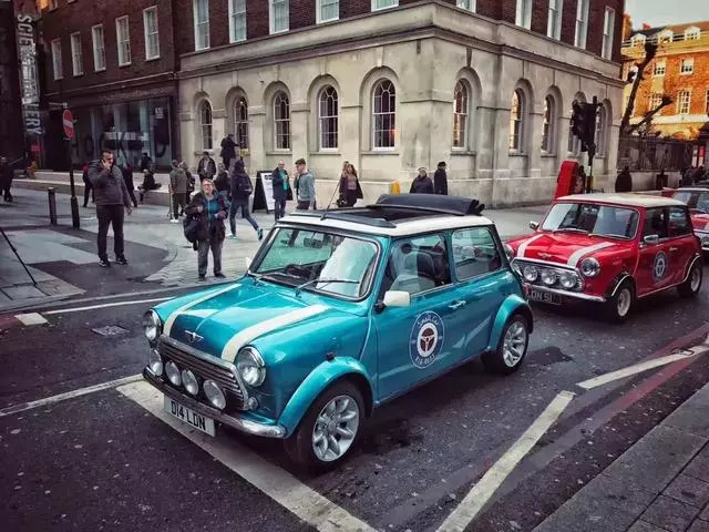 坐著Mini老爺車游倫敦,好招搖的英國人