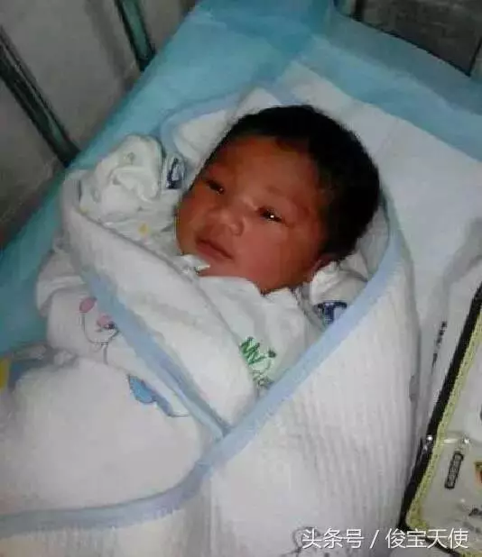 女子為了愛情,遠嫁給非洲男子,順利產下一女嬰,女孩竟然長成這樣子!