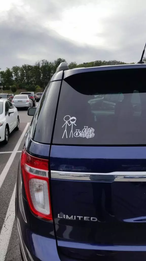 30張「讓人分心爆笑到差點發生車禍」的超幽默車後貼紙!