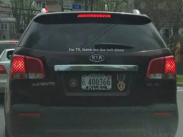 30張「讓人分心爆笑到差點發生車禍」的超幽默車後貼紙!