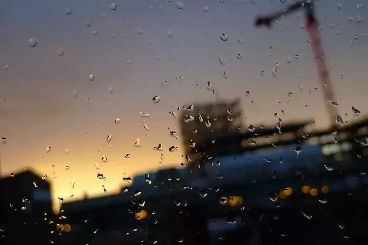 下雨天了,我好想你.....