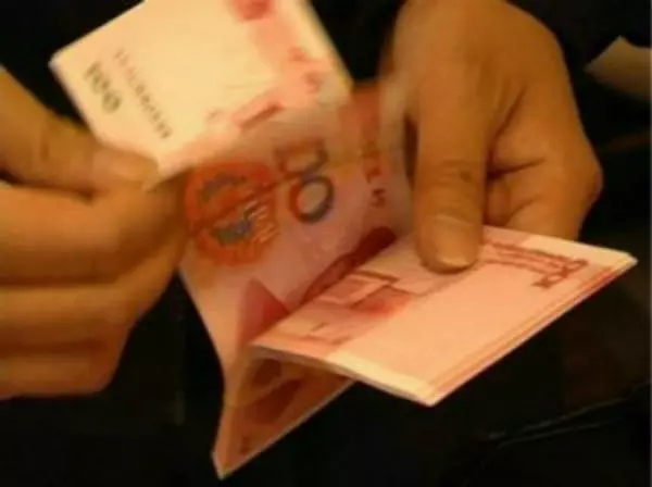 老漢駕車撞傷黑狗,狗主人索賠八千元,妻子見了竟倒給老漢兩萬元