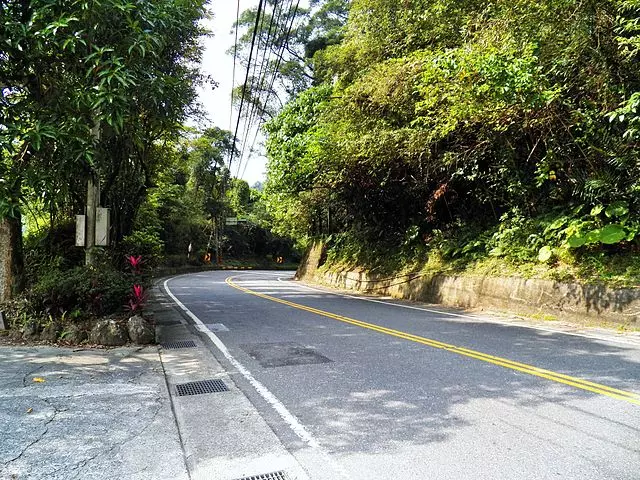 中國雲南「天下第一彎」!7公里連續68個「髮夾彎」,稍有不慎就會飛落山崖!