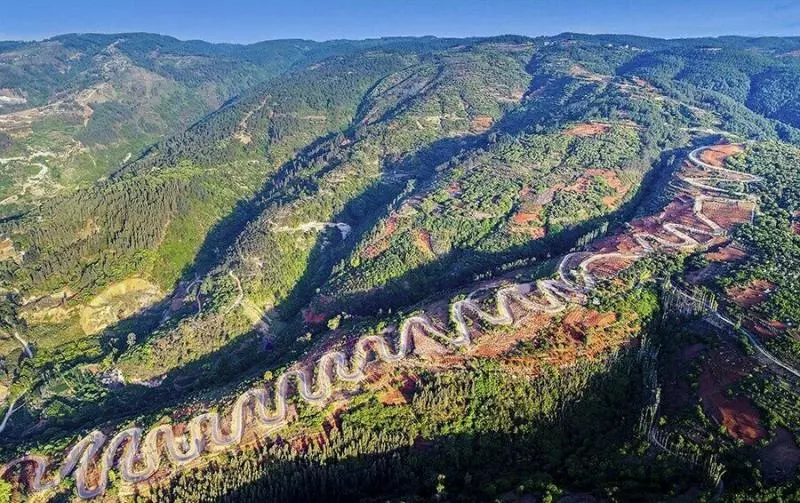 中國雲南「天下第一彎」!7公里連續68個「髮夾彎」,稍有不慎就會飛落山崖!