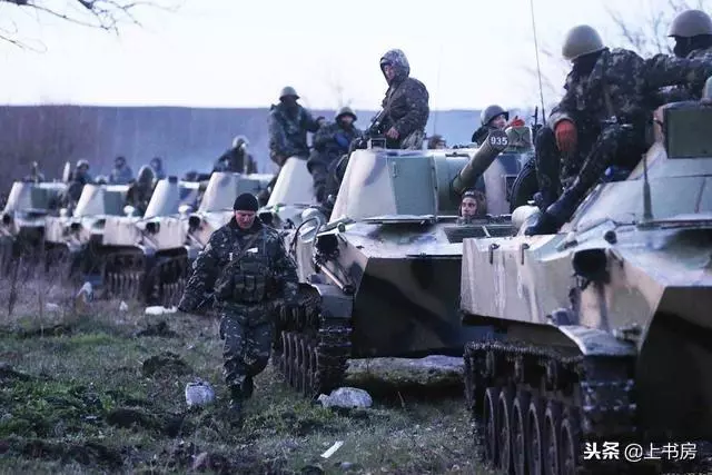 烏軍大口徑火炮猛轟 火光照亮夜空 戰況激烈!俄數萬居民緊急撤離