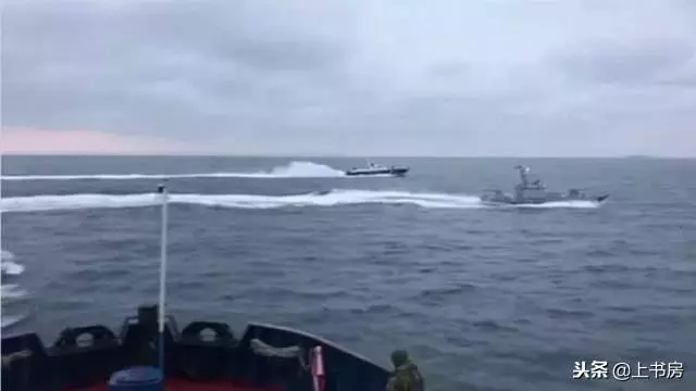 烏軍大口徑火炮猛轟 火光照亮夜空 戰況激烈!俄數萬居民緊急撤離