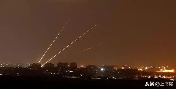 烏軍大口徑火炮猛轟 火光照亮夜空 戰況激烈!俄數萬居民緊急撤離