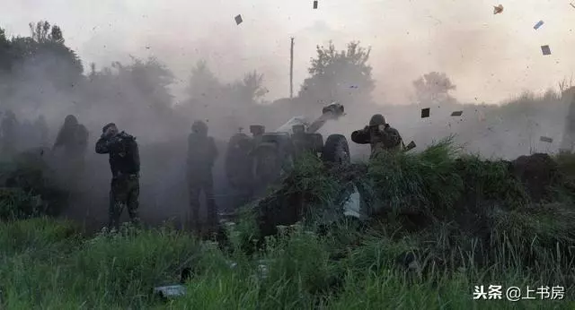烏軍大口徑火炮猛轟 火光照亮夜空 戰況激烈!俄數萬居民緊急撤離