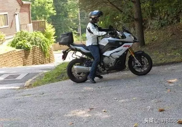 讓一部分摩友內心產生「恐懼」的根源,原來是摩托車的座高!