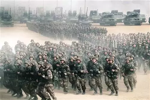 這一年,中國軍隊的這些瞬間震撼了我們