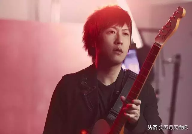 「MV首播」五月天全員助陣林憶蓮《沙文》MV,阿信今日份盛世美顏