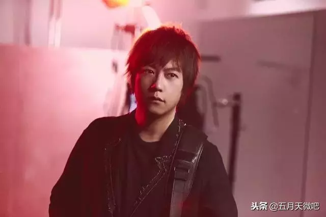 「MV首播」五月天全員助陣林憶蓮《沙文》MV,阿信今日份盛世美顏