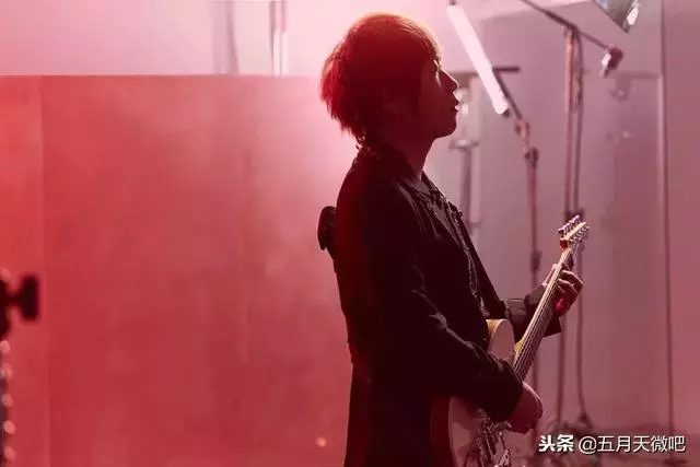 「MV首播」五月天全員助陣林憶蓮《沙文》MV,阿信今日份盛世美顏