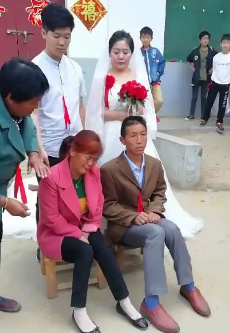 女子出嫁媽媽難捨淚目,和女兒女婿拍照留影,女兒的做法不忍直視
