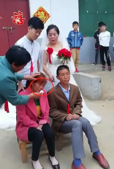 女子出嫁媽媽難捨淚目,和女兒女婿拍照留影,女兒的做法不忍直視