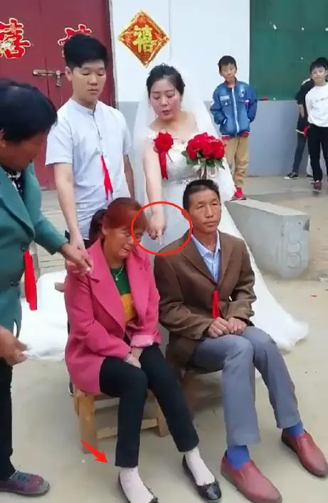女子出嫁媽媽難捨淚目,和女兒女婿拍照留影,女兒的做法不忍直視