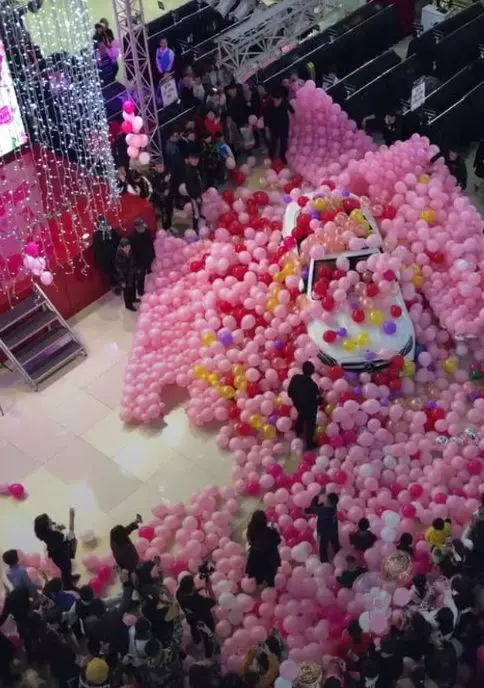 男子向女友求婚,本以為很簡單,氣球炸開後全場炸開了鍋