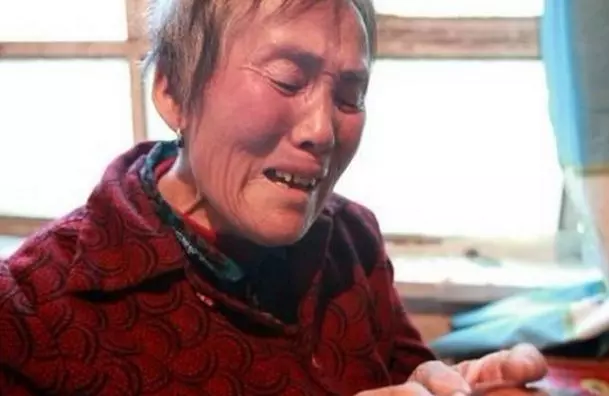 丈夫出軌,給情婦租房子,妻子憤怒推門而入,看見情婦,淚目