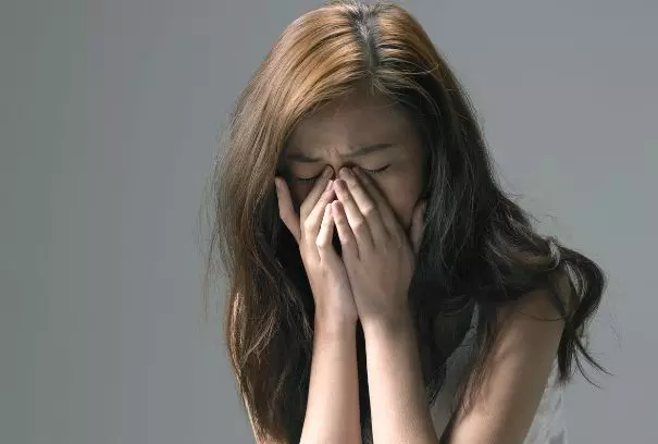 丈夫出軌,給情婦租房子,妻子憤怒推門而入,看見情婦,淚目
