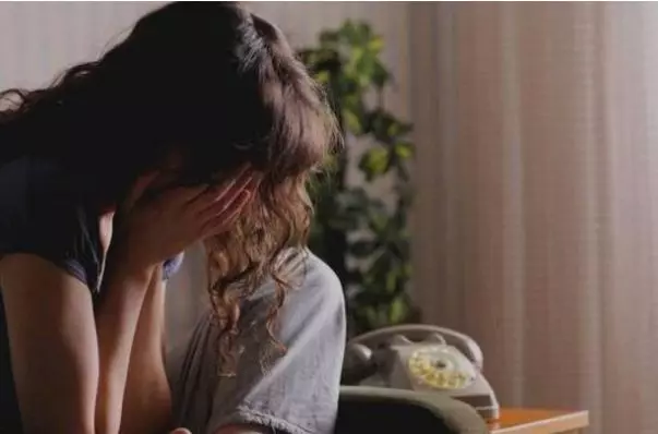 丈夫出軌,給情婦租房子,妻子憤怒推門而入,看見情婦,淚目
