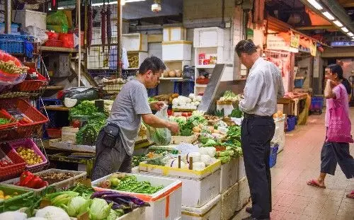 離婚5年,偶遇前夫超市買菜,他邀前妻去看兒子,推開門前妻蒙了