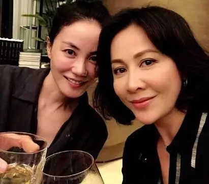 她長相醜陋一夜成名,丈夫靠她吃飯多年,出軌後賠償丈夫800萬