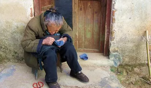去農村男友家,婆婆要俺晚上不要出房間,好奇出來後,俺情緒失控