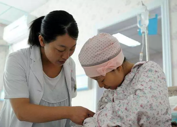 生孩子母親給6萬,婆婆送箱橘子隨手扔在陽台,七天後打開傻住