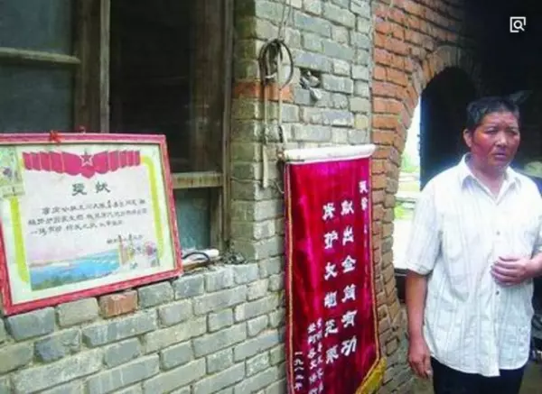 農民上山採藥撿到一枚金屬片,國家無償收走!現在成國寶,禁止對外展出!
