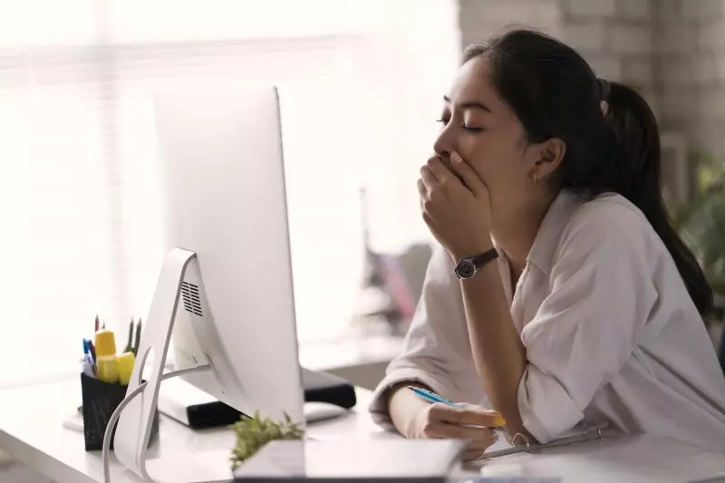 一上床就「秒睡」很健康?專家警告:這是過勞現象,身體在幫你「還債」!