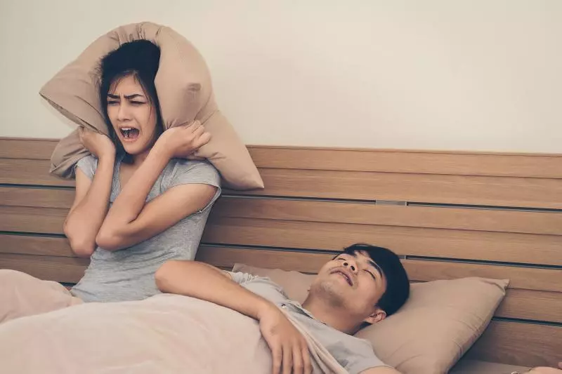 一上床就「秒睡」很健康?專家警告:這是過勞現象,身體在幫你「還債」!