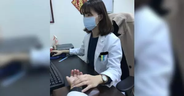 正妹中醫師,白嫩玉手幫把脈,網友暴動啦!