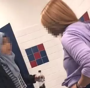 在廁所內抽電子菸被勸 ,女惱羞成怒竟毆打人 !