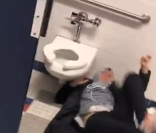 在廁所內抽電子菸被勸 ,女惱羞成怒竟毆打人 !