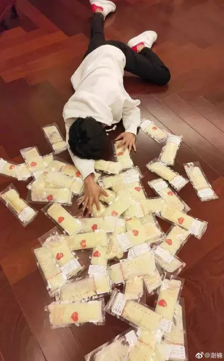 賓士女司機炫富摔!掉貂皮大衣下的衣服讓全網暴動!網友:摔出的東西成功搶鏡!